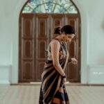 Ameya Mathew Instagram - ചിരിയോ ചിരി…!😌😁😬😂 . . Photography: @jk_jinu Outfit: @jishnuandvishnu MUA : @richuvivek Assisted by : @asprins.of.insta @anandhu__subhash . #traditional #sari Trivandrum, India
