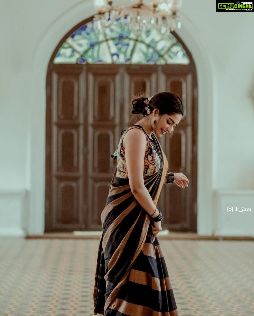 Ameya Mathew Instagram - ചിരിയോ ചിരി…!😌😁😬😂 . . Photography: @jk_jinu Outfit: @jishnuandvishnu MUA : @richuvivek Assisted by : @asprins.of.insta @anandhu__subhash . #traditional #sari Trivandrum, India