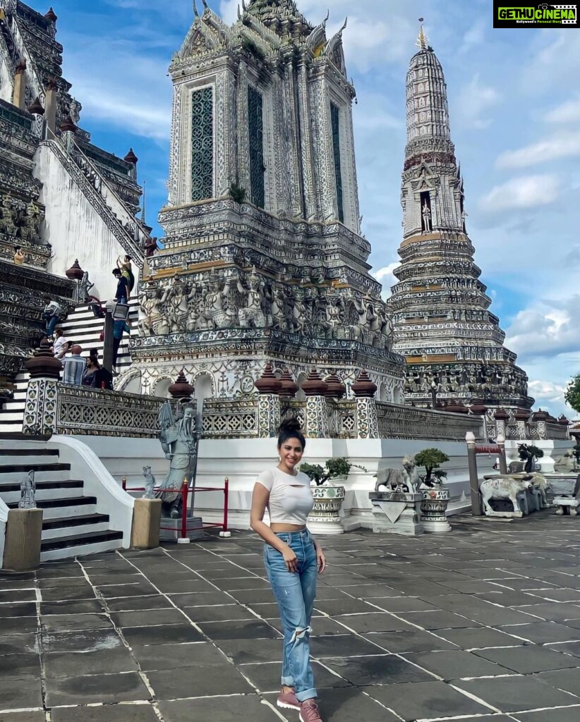 Ameya Mathew Instagram - ഇൻബോക്സിൽ കോഴീ സംഹാരം.... ഔട്ട്‌സൈഡിൽ സീതാ പ്രയാണം…! - അമേയാസ് സീതാരാമം - 😌😁🙊 . . #thailand #bangkok #traveldiaries #wanderlust #buddhisttemple #❤️ Wat Arun Ratchawararam Bangkok I วัดอรุณราชวราราม กรุงเทพมหานคร