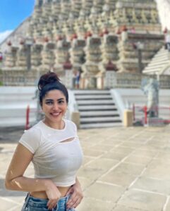 Ameya Mathew Instagram - ഇൻബോക്സിൽ കോഴീ സംഹാരം.... ഔട്ട്‌സൈഡിൽ സീതാ പ്രയാണം…!

- അമേയാസ് സീതാരാമം - 😌😁🙊
.
.
#thailand #bangkok #traveldiaries #wanderlust #buddhisttemple #❤️