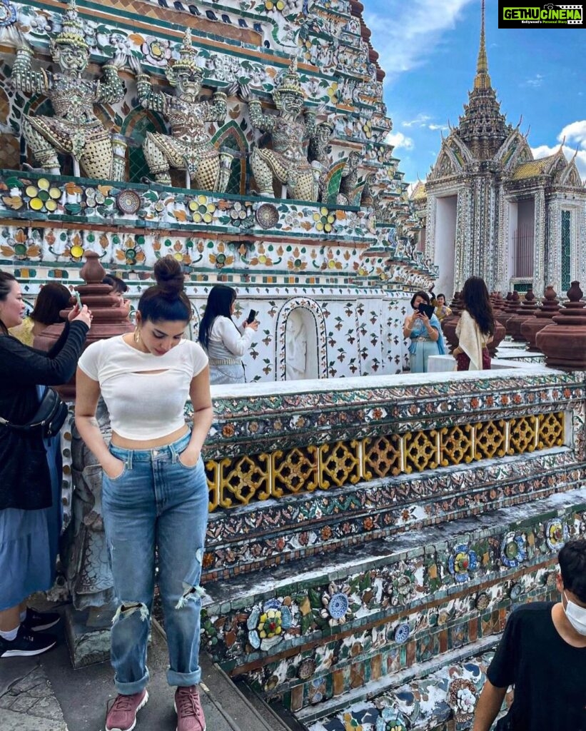 Ameya Mathew Instagram - ഇൻബോക്സിൽ കോഴീ സംഹാരം.... ഔട്ട്‌സൈഡിൽ സീതാ പ്രയാണം…! - അമേയാസ് സീതാരാമം - 😌😁🙊 . . #thailand #bangkok #traveldiaries #wanderlust #buddhisttemple #❤️ Wat Arun Ratchawararam Bangkok I วัดอรุณราชวราราม กรุงเทพมหานคร