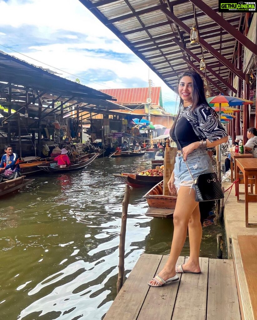 Ameya Mathew Instagram - ഫ്ലോട്ടിംഗ് മാർക്കറ്റ് & ഫ്ലൈയിംഗ് മീ!😌👻 . . #thailand #bangkokdiaries #shopping #❤️ Floating Market, Bangkok, Thailand