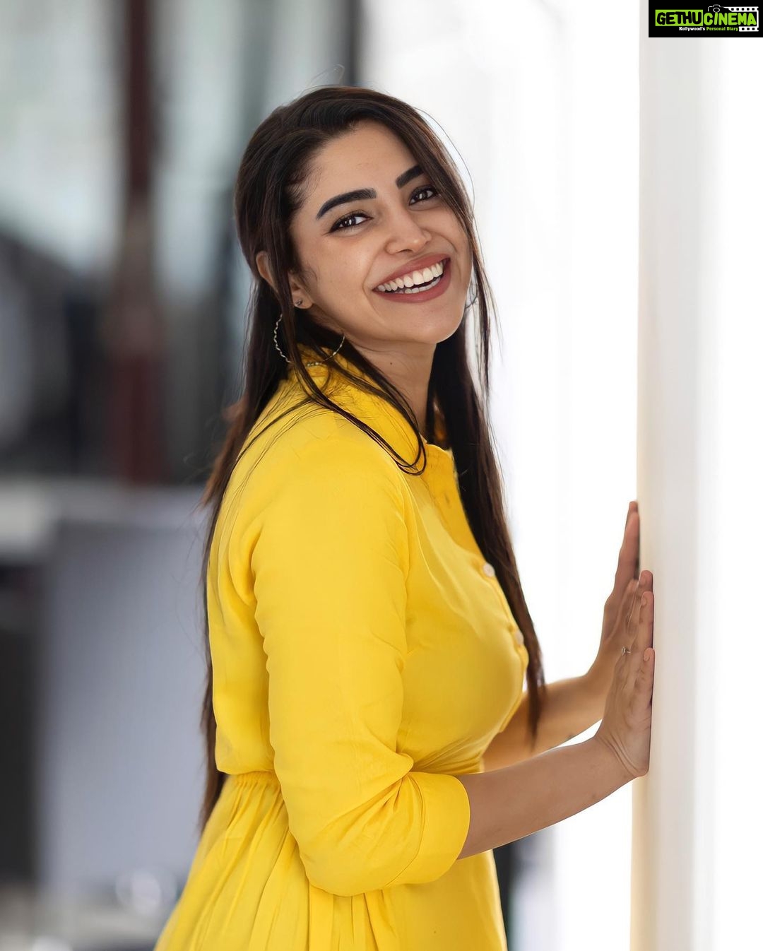 Ameya Mathew Instagram - സ്കൂൾ കാലഘട്ടത്തിലെ എല്ലാം മാറിമറിഞ്ഞാലും ചിലതെല്ലാം മാറ്റമില്ലാതെ നിലനിൽക്കും... പുസ്തകം എടുത്താൽ ഉറക്കം വന്നിരുന്നപോലെ...! 😴📚😌🙊🫣👀😝😂🐥💛 📸 @sanu_mohammed 🤩🙌🏻 @callmeshazzam 😍🥳 Shot on Canon R6 . . #picoftheday #❤️ Fort Kochi