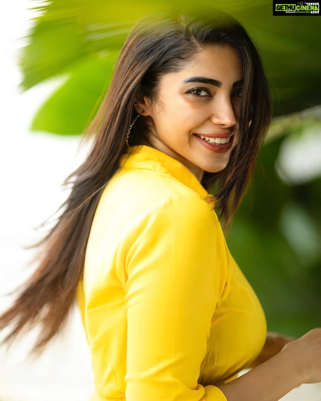 Ameya Mathew Instagram - സ്കൂൾ കാലഘട്ടത്തിലെ എല്ലാം മാറിമറിഞ്ഞാലും ചിലതെല്ലാം മാറ്റമില്ലാതെ നിലനിൽക്കും... പുസ്തകം എടുത്താൽ ഉറക്കം വന്നിരുന്നപോലെ...! 😴📚😌🙊🫣👀😝😂🐥💛 📸 @sanu_mohammed 🤩🙌🏻 @callmeshazzam 😍🥳 Shot on Canon R6 . . #picoftheday #❤️ Fort Kochi