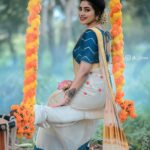 Ameya Mathew Instagram - ഐക്യത്തിന്റെയും സാഹോദര്യത്തിന്റെയും സ്‌നേഹത്തിന്റേയും സമൃദ്ധിയുടേയുമെല്ലാം സന്ദേശം വിളിച്ചോതികൊണ്ട് ഒരു തിരുവോണ ദിനം കൂടി വന്നെത്തിയിരിക്കുന്നു. ഏവർക്കും എന്റെ ഹൃദയം നിറഞ്ഞ തിരുവോണാശംസകൾ…🌼💛 . . Photography : @jk_jinu 📸 Costume : @mangalyakasav 🤩 Makeup : @soniyamakeoverstudio 💄 Jewellery @magmatvm Event Support Team : @bluewings_event ✨ #happyonam #onamvibes #🌼