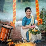 Ameya Mathew Instagram - ഐക്യത്തിന്റെയും സാഹോദര്യത്തിന്റെയും സ്‌നേഹത്തിന്റേയും സമൃദ്ധിയുടേയുമെല്ലാം സന്ദേശം വിളിച്ചോതികൊണ്ട് ഒരു തിരുവോണ ദിനം കൂടി വന്നെത്തിയിരിക്കുന്നു. ഏവർക്കും എന്റെ ഹൃദയം നിറഞ്ഞ തിരുവോണാശംസകൾ…🌼💛 . . Photography : @jk_jinu 📸 Costume : @mangalyakasav 🤩 Makeup : @soniyamakeoverstudio 💄 Jewellery @magmatvm Event Support Team : @bluewings_event ✨ #happyonam #onamvibes #🌼