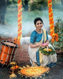 Ameya Mathew Instagram - ഐക്യത്തിന്റെയും സാഹോദര്യത്തിന്റെയും സ്‌നേഹത്തിന്റേയും സമൃദ്ധിയുടേയുമെല്ലാം സന്ദേശം വിളിച്ചോതികൊണ്ട് ഒരു തിരുവോണ ദിനം കൂടി വന്നെത്തിയിരിക്കുന്നു. ഏവർക്കും എന്റെ ഹൃദയം നിറഞ്ഞ തിരുവോണാശംസകൾ…🌼💛
.
.

Photography : @jk_jinu 📸 
Costume : @mangalyakasav 🤩
Makeup : @soniyamakeoverstudio 💄
Jewellery @magmatvm 
Event Support Team :  @bluewings_event ✨
#happyonam #onamvibes #🌼