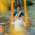 Ameya Mathew Instagram - ഐക്യത്തിന്റെയും സാഹോദര്യത്തിന്റെയും സ്‌നേഹത്തിന്റേയും സമൃദ്ധിയുടേയുമെല്ലാം സന്ദേശം വിളിച്ചോതികൊണ്ട് ഒരു തിരുവോണ ദിനം കൂടി വന്നെത്തിയിരിക്കുന്നു. ഏവർക്കും എന്റെ ഹൃദയം നിറഞ്ഞ തിരുവോണാശംസകൾ…🌼💛 . . Photography : @jk_jinu 📸 Costume : @mangalyakasav 🤩 Makeup : @soniyamakeoverstudio 💄 Jewellery @magmatvm Event Support Team : @bluewings_event ✨ #happyonam #onamvibes #🌼