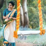 Ameya Mathew Instagram - ഐക്യത്തിന്റെയും സാഹോദര്യത്തിന്റെയും സ്‌നേഹത്തിന്റേയും സമൃദ്ധിയുടേയുമെല്ലാം സന്ദേശം വിളിച്ചോതികൊണ്ട് ഒരു തിരുവോണ ദിനം കൂടി വന്നെത്തിയിരിക്കുന്നു. ഏവർക്കും എന്റെ ഹൃദയം നിറഞ്ഞ തിരുവോണാശംസകൾ…🌼💛 . . Photography : @jk_jinu 📸 Costume : @mangalyakasav 🤩 Makeup : @soniyamakeoverstudio 💄 Jewellery @magmatvm Event Support Team : @bluewings_event ✨ #happyonam #onamvibes #🌼