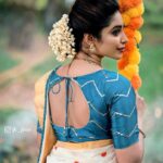 Ameya Mathew Instagram - ഐക്യത്തിന്റെയും സാഹോദര്യത്തിന്റെയും സ്‌നേഹത്തിന്റേയും സമൃദ്ധിയുടേയുമെല്ലാം സന്ദേശം വിളിച്ചോതികൊണ്ട് ഒരു തിരുവോണ ദിനം കൂടി വന്നെത്തിയിരിക്കുന്നു. ഏവർക്കും എന്റെ ഹൃദയം നിറഞ്ഞ തിരുവോണാശംസകൾ…🌼💛 . . Photography : @jk_jinu 📸 Costume : @mangalyakasav 🤩 Makeup : @soniyamakeoverstudio 💄 Jewellery @magmatvm Event Support Team : @bluewings_event ✨ #happyonam #onamvibes #🌼