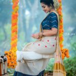 Ameya Mathew Instagram - ഐക്യത്തിന്റെയും സാഹോദര്യത്തിന്റെയും സ്‌നേഹത്തിന്റേയും സമൃദ്ധിയുടേയുമെല്ലാം സന്ദേശം വിളിച്ചോതികൊണ്ട് ഒരു തിരുവോണ ദിനം കൂടി വന്നെത്തിയിരിക്കുന്നു. ഏവർക്കും എന്റെ ഹൃദയം നിറഞ്ഞ തിരുവോണാശംസകൾ…🌼💛 . . Photography : @jk_jinu 📸 Costume : @mangalyakasav 🤩 Makeup : @soniyamakeoverstudio 💄 Jewellery @magmatvm Event Support Team : @bluewings_event ✨ #happyonam #onamvibes #🌼