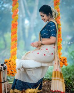 Ameya Mathew Instagram - ഐക്യത്തിന്റെയും സാഹോദര്യത്തിന്റെയും സ്‌നേഹത്തിന്റേയും സമൃദ്ധിയുടേയുമെല്ലാം സന്ദേശം വിളിച്ചോതികൊണ്ട് ഒരു തിരുവോണ ദിനം കൂടി വന്നെത്തിയിരിക്കുന്നു. ഏവർക്കും എന്റെ ഹൃദയം നിറഞ്ഞ തിരുവോണാശംസകൾ…🌼💛
.
.

Photography : @jk_jinu 📸 
Costume : @mangalyakasav 🤩
Makeup : @soniyamakeoverstudio 💄
Jewellery @magmatvm 
Event Support Team :  @bluewings_event ✨
#happyonam #onamvibes #🌼