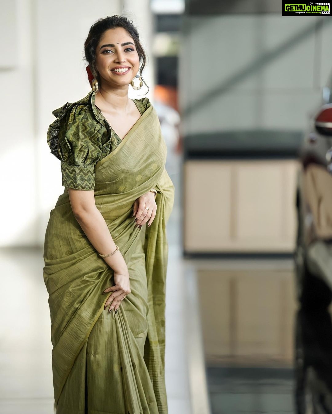 Ameya Mathew Instagram - പച്ച തീയാണ് ഞാൻ... ബ്ലാക്ക് ബീസ്റ്റ് ആണു നീ... 🚗 🔥 🖤 തമ്മിൽ കണ്ട നേരത്ത് ഒന്നായി പോയ് വേഗത്തിൽ... നോക്കണ്ടാ... കാറിനോടാ... 🤭😅🤪😝💚 . . Outfit @jishnuandvishnu MUA @touchedbyreshma 📸 @aswin.ajayakumar_