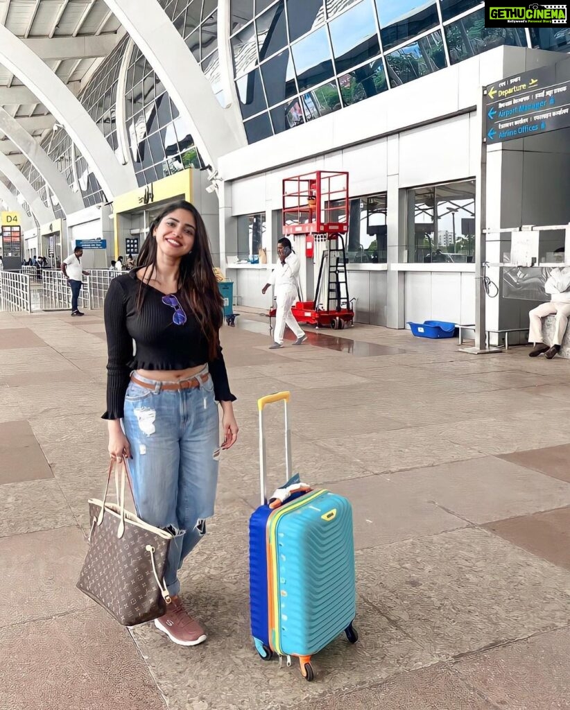Ameya Mathew Instagram - പ്ലാൻ ചെയ്ത ട്രിപ്പുകൾ ഫ്ലോപ്പ് ആകുമ്പോൾ പ്ലാൻ ചെയ്യാത്ത ട്രിപ്പുകൾ സംഭവിക്കുന്നു... Goa calling ! 🤩🥳😁🏖🔥 . . #goa #partytime #traveldiaries #tripwithfriends #livetotravel #hodophile #❤️ Dabolim Airport, Goa
