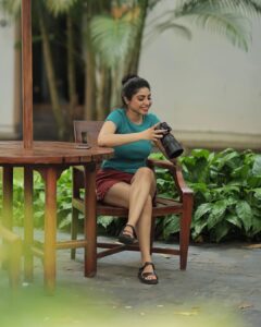 Ameya Mathew Instagram - മഹേഷേ… ഫോട്ടോഗ്രഫി പഠിപ്പിക്കാൻ പറ്റില്ല… പഠിക്കാൻ പറ്റും…😌🤭📷🎥
.
.
Behind the lens : @hkcreationsdxb 
Associate Camera : @gokul.mindstories @rohith_alappattu_5 
#picoftheday📷 #throughthelens #beautifulmoments #click