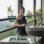 Ameya Mathew Instagram - ചൂട് ചായ ഊതി ഊതി കുടിക്കാനായിരുന്നു ഗുപ്തനിഷ്ടം !😌😁☕️😬🤓 . . 📸 @amal.nef 📍 @parakkatnatureresortmunnar
