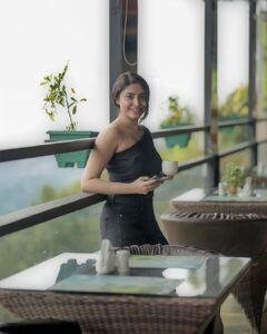 Ameya Mathew Instagram - ചൂട് ചായ ഊതി ഊതി കുടിക്കാനായിരുന്നു ഗുപ്തനിഷ്ടം !😌😁☕️😬🤓 . . 📸 @amal.nef 📍 @parakkatnatureresortmunnar