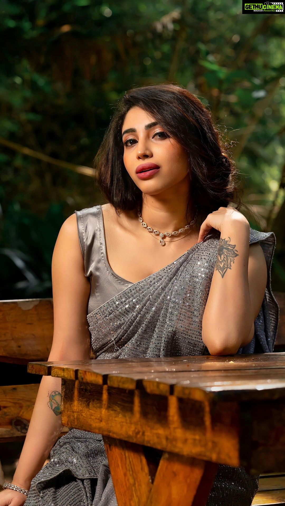 Ameya Mathew Instagram - ജസ്റ്റ് Silver Saree വൈബ്സ്...💫😌🤩 . 📸 @fotophactory_photography 💄 @soniyamakeoverstudio 🥻 @label_swasti #reelitfeelit #sarinotsorry #bts #❤️ Varkala