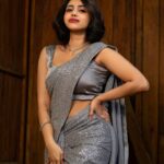 Ameya Mathew Instagram - ലോകം മുഴുവൻ നിറഞ്ഞു നിൽക്കുന്ന സാരി ട്രെൻഡിംഗ് ഫാഷനുകൾക്കിടയിൽ... ട്രൈ ടു ബി എ ക്ലാസ്സിക്‌ !😌🤓😬👧🏻 . 📸 @fotophactory_photography 💄 @soniyamakeoverstudio 🥻 @label_swasti #picoftheday #sarinotsorry #❤️ Varkala
