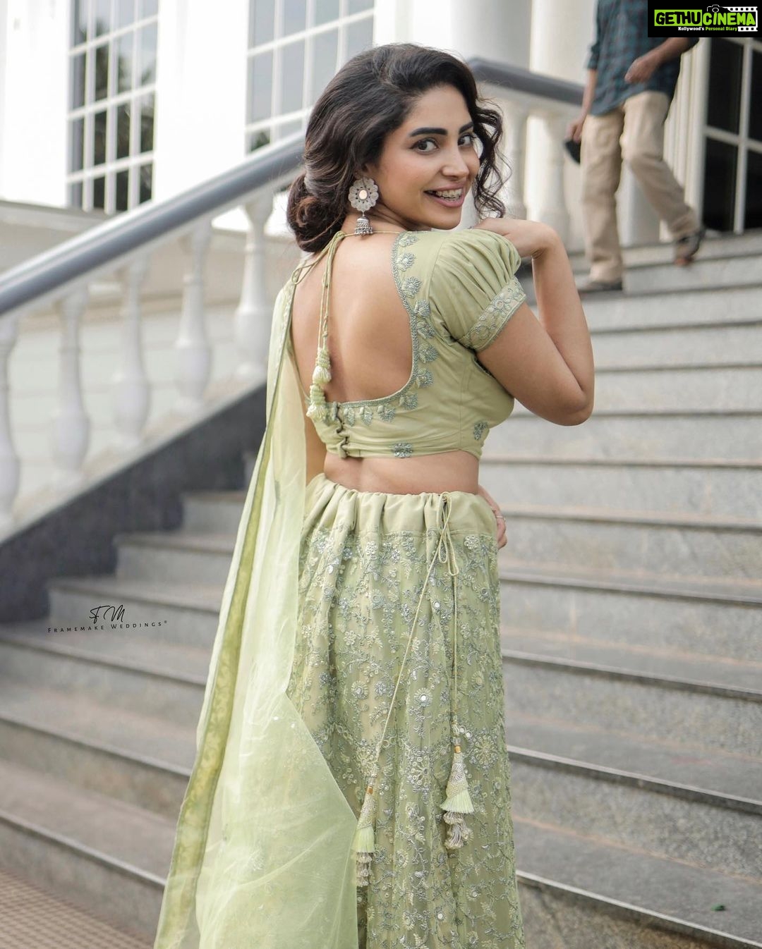 Ameya Mathew Instagram - നൻപകൽ നേരത്ത് കറക്കം !😌😁💚 . 📸 @bibin_framemake @framemakeweddings 👗 @jishnuandvishnu 💄 @soniyamakeoverstudio . #bestieswedding #💍 #❤️ Trivandrum, India