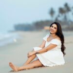 Ameya Mathew Instagram - വെള്ളത്തിൽ പോകുന്ന വള്ളങ്ങൾ നോക്കി വെളുക്കെ ചിരിക്കുന്നൊരു വെള്ളകുപ്പായക്കാരി…! 👼 🌊🏝️🤍🕊️ . 📸 @fotophactory_photography 💄 @soniyamakeoverstudio . #beach #beachvibes #beachlife #beachphotography #peace #❤️ Varkala