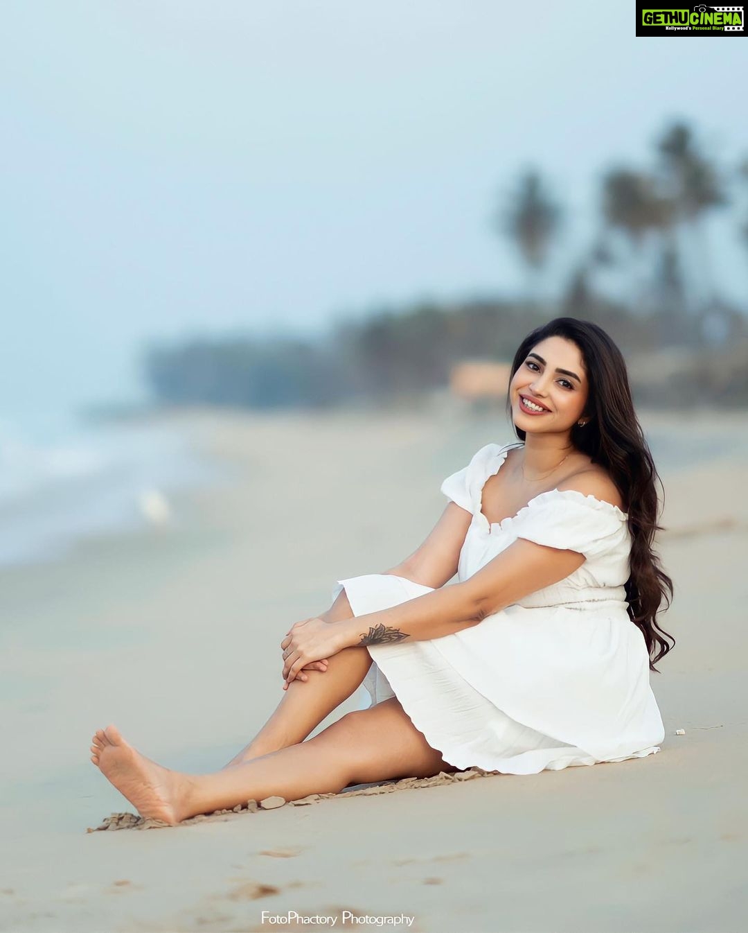 Ameya Mathew Instagram - വെള്ളത്തിൽ പോകുന്ന വള്ളങ്ങൾ നോക്കി വെളുക്കെ ചിരിക്കുന്നൊരു വെള്ളകുപ്പായക്കാരി…! 👼 🌊🏝️🤍🕊️ . 📸 @fotophactory_photography 💄 @soniyamakeoverstudio . #beach #beachvibes #beachlife #beachphotography #peace #❤️ Varkala