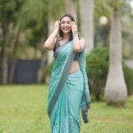 Ameya Mathew Instagram - Always Smile!😁 ചിരിക്കാനും സന്തോഷിക്കാനും ഒരുപാട് കാര്യങ്ങൾ നമുക്ക് ചുറ്റും ഉള്ളപ്പോൾ മറ്റുള്ളവർ എന്ത്‌ പറയുന്നു എന്ന് ചിന്തിക്കാനും,അതോർത്ത് വിഷമിക്കാനും ഇവിടെ സമയമില്ല.😌 . 🎥 @memoriesweddings.events 💄 @soniyamakeoverstudio Blouse @evanshi_designs Adoor