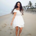 Ameya Mathew Instagram - ചെറിയ തിരക്കുകൾക്കിടയിൽ വലിയ തിരകൾ തിരഞ്ഞൊരു തീരപ്രദേശത്ത്…! 🏝️ 🌊 . 📸 @fotophactory_photography 💄 @soniyamakeoverstudio . #beach #beachlife #sunday #picoftheday #ootd #❤️ Varkala