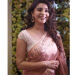 Ameya Mathew Instagram - #GotmyBracesdone- ചോക്ലേറ്റും പോയി, ചിക്കനും പോയി, ഇനിയിപ്പോ ഫ്രൂട്ട് ബേയുടെ ജ്യൂസ്‌ തന്നെ ശരണം…!🤓😬🥤 Glad to be a part of the Inaugural program of Fruit Bae's 33rd outlet. ❤️ @fruit_bae @manaf_tvr . 📸 @wonder__kid02 💄 @neethusmruthy Perumbavoor
