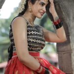 Ameya Mathew Instagram - ക്യാപ്ഷൻ ഇല്ലാതെ എന്ത് പിക്... അതുപോലെ ബ്ലൂപ്പർ ഇല്ലാതെ എന്ത് ഡാൻസ് വീഡിയോ…!😋😜😅 . Direction : @t.a.i.s.h.o.n Videography n’ Edit : @sachin_reeko Assisted by @_jomon_joseph_ Hair n’ Makeup : @soniyamakeoverstudio Costume : @jishnuandvishnu Ornaments : @magmatvm Location : @kalpadiyil . . #ranjithame #thalapathy #varisu #trending #bloopers #danceislife #reelitfeelit KALPADIYIL