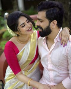 Ameya Mathew Instagram - ഇത്രയും കാലം ആഘോഷിച്ച എന്റെ ബർത്ത്ഡേകളിൽ ഈ ബർത്ത്ഡേ മാത്രം എനിക്ക് വളരെ സ്പെഷ്യൽ ആയിരുന്നു. അതിന്റെ കാരണം, ഈ ബർത്ത്ഡേ മുതൽ എന്റെ ലൈഫിൽ മറ്റൊരാൾകൂടി കടന്നു വരുകയാണ്. ❤️
And, I was eagerly waiting to introduce my Fiancé, on my Birthday. Beyond fortunate n’ happy to have him in my life, the one who completes me.  @kirankatticaran 😘🧿
.
.
📸 @gheevarghese 
💄 @neethusmruthy 
📍 @maihousehotel.fortkochi
.
#myfiance #mine #happilyengaged #❤️