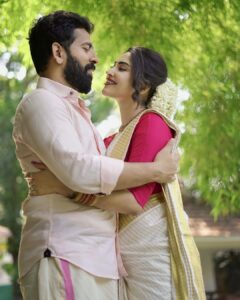 Ameya Mathew Instagram - ഇത്രയും കാലം ആഘോഷിച്ച എന്റെ ബർത്ത്ഡേകളിൽ ഈ ബർത്ത്ഡേ മാത്രം എനിക്ക് വളരെ സ്പെഷ്യൽ ആയിരുന്നു. അതിന്റെ കാരണം, ഈ ബർത്ത്ഡേ മുതൽ എന്റെ ലൈഫിൽ മറ്റൊരാൾകൂടി കടന്നു വരുകയാണ്. ❤️
And, I was eagerly waiting to introduce my Fiancé, on my Birthday. Beyond fortunate n’ happy to have him in my life, the one who completes me.  @kirankatticaran 😘🧿
.
.
📸 @gheevarghese 
💄 @neethusmruthy 
📍 @maihousehotel.fortkochi
.
#myfiance #mine #happilyengaged #❤️