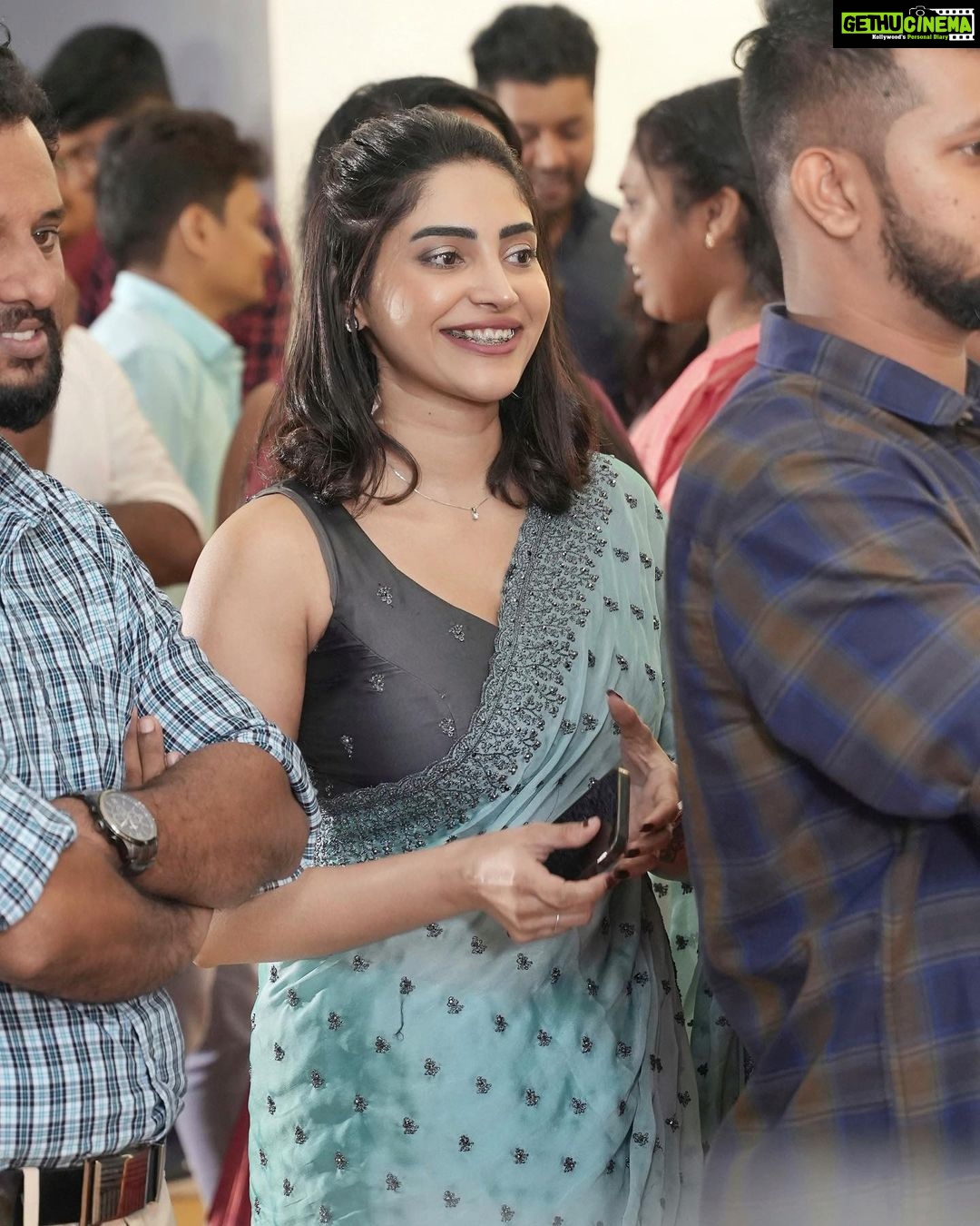 Ameya Mathew Instagram - പ്രിയപ്പെട്ട അനഘ, നിന്നെക്കുറിച്ച് മാത്രം എങ്ങനെ ക്യാപ്ഷൻ എഴുതണമെന്ന് എനിക്ക് ഒരു ഐഡിയയും ഇല്ല..ജനിച്ചത് രണ്ട് അമ്മമാരിൽ ആണെങ്കിലും മനസ്സുകൊണ്ട് നീ എന്നും എന്റെ അനിയത്തി തന്നെയാണ്. എന്റെ എല്ലാ സന്തോഷത്തിലും സങ്കടത്തിലും കൂടെ നിന്ന, മറ്റാരു കൂടെ ഉണ്ടായിരിക്കുമ്പോഴും കിട്ടാത്തൊരു ആശ്വാസവും സമാധാനവും എനിക്ക് സമ്മാനിച്ച എന്റെ അനഘകുട്ടിയ്ക്ക് എന്റെ എല്ലാ പ്രാർത്ഥനകളും വിവാഹ മംഗളാശംസകളും നേരുന്നു..😘 Happy Married life @adv.anagha & @anandhu_sk 💍🤩 . . Photography @memoriesweddings.events MUA @soniyamakeoverstudio Blouse @evanshi_designs #bff #herbigday #❤️ Green Valley Park Convention Centre