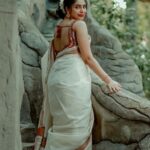 Ameya Mathew Instagram - ലൈഫിന്റെ ഒരു സ്റ്റേജിൽ എത്തുമ്പോൾ വീട്ടുകാർ ടെൻഷൻ അടിക്കും, നാട്ടുകാർ ചോദ്യങ്ങൾ ചോദിക്കും… അപ്പോൾ മാട്രിമോണിയൽ ചിത്രങ്ങൾ ഇങ്ങനെ ചിരിക്കും…!😌😁😬🙊💃 . Camera @jinu____jk Blouse @jishnuandvishnu Makeup @soniyamakeoverstudio Location @kalpadiyil #picoftheday #beingtraditional #❤️ Trivandrum, India