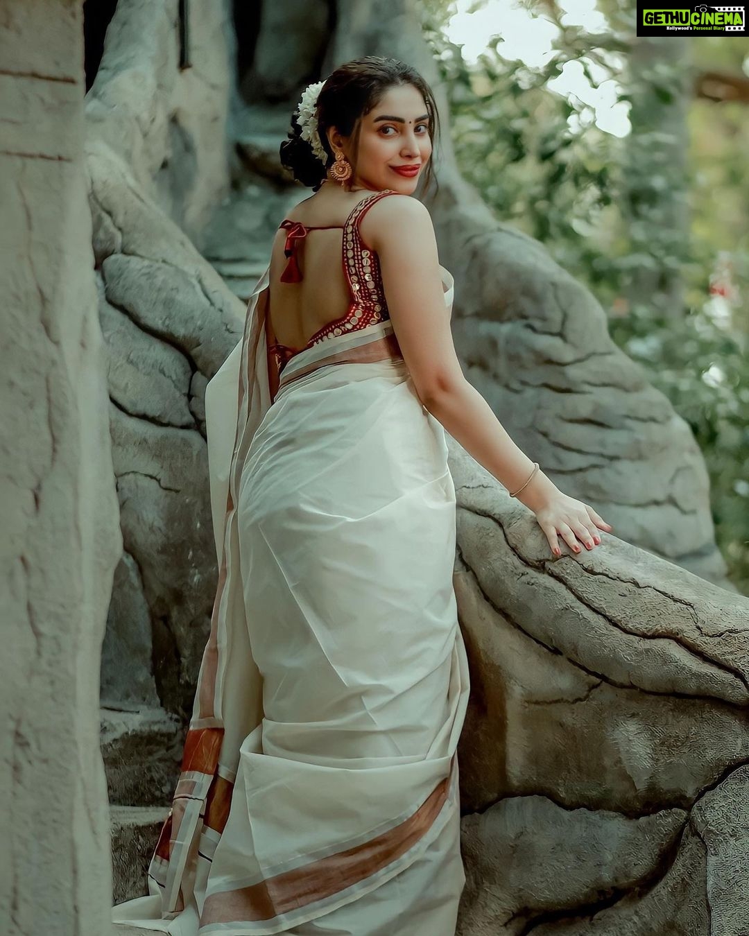 Ameya Mathew Instagram - ലൈഫിന്റെ ഒരു സ്റ്റേജിൽ എത്തുമ്പോൾ വീട്ടുകാർ ടെൻഷൻ അടിക്കും, നാട്ടുകാർ ചോദ്യങ്ങൾ ചോദിക്കും… അപ്പോൾ മാട്രിമോണിയൽ ചിത്രങ്ങൾ ഇങ്ങനെ ചിരിക്കും…!😌😁😬🙊💃 . Camera @jinu____jk Blouse @jishnuandvishnu Makeup @soniyamakeoverstudio Location @kalpadiyil #picoftheday #beingtraditional #❤️ Trivandrum, India