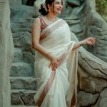 Ameya Mathew Instagram - ലൈഫിന്റെ ഒരു സ്റ്റേജിൽ എത്തുമ്പോൾ വീട്ടുകാർ ടെൻഷൻ അടിക്കും, നാട്ടുകാർ ചോദ്യങ്ങൾ ചോദിക്കും… അപ്പോൾ മാട്രിമോണിയൽ ചിത്രങ്ങൾ ഇങ്ങനെ ചിരിക്കും…!😌😁😬🙊💃 . Camera @jinu____jk Blouse @jishnuandvishnu Makeup @soniyamakeoverstudio Location @kalpadiyil #picoftheday #beingtraditional #❤️ Trivandrum, India
