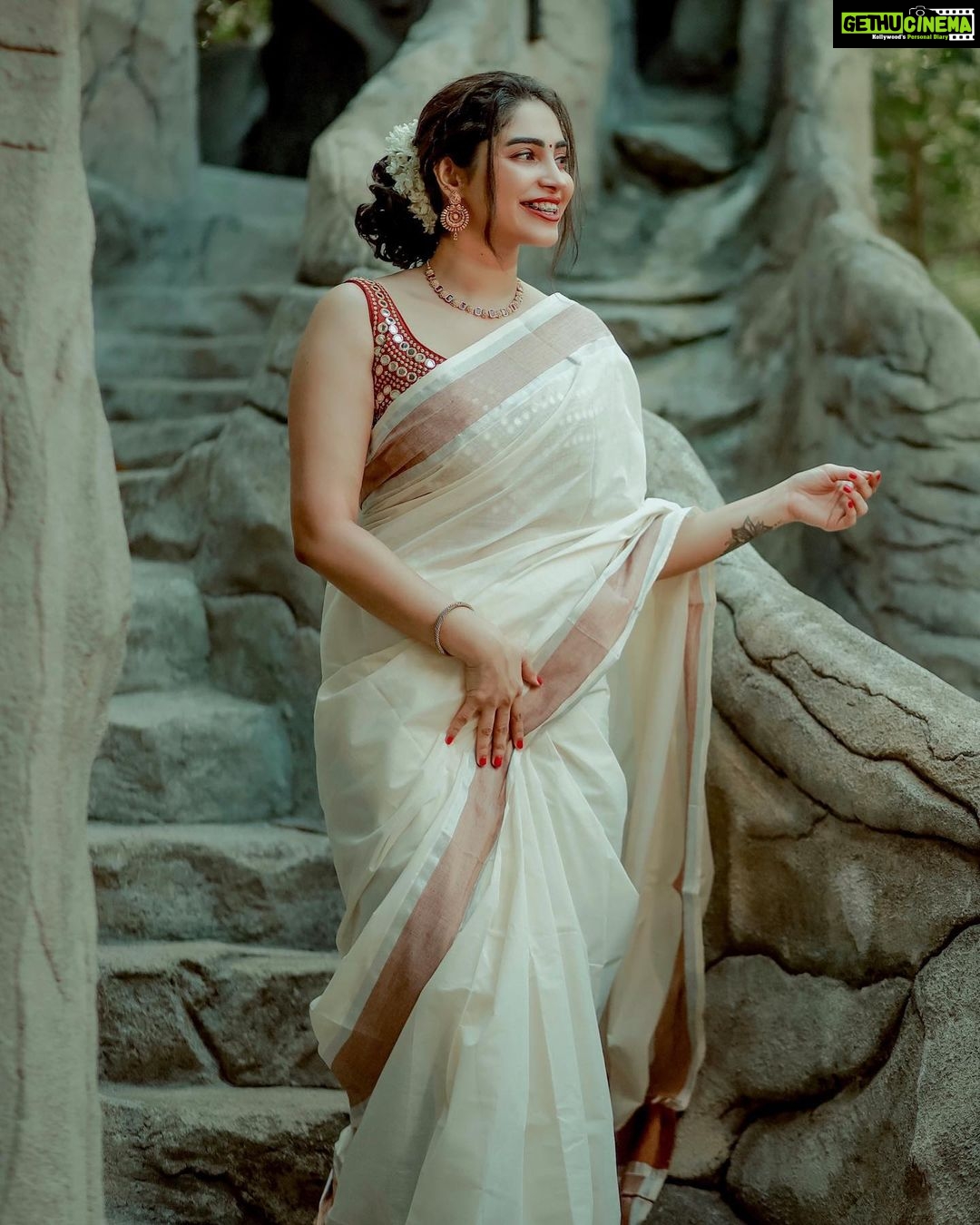 Ameya Mathew Instagram - ലൈഫിന്റെ ഒരു സ്റ്റേജിൽ എത്തുമ്പോൾ വീട്ടുകാർ ടെൻഷൻ അടിക്കും, നാട്ടുകാർ ചോദ്യങ്ങൾ ചോദിക്കും… അപ്പോൾ മാട്രിമോണിയൽ ചിത്രങ്ങൾ ഇങ്ങനെ ചിരിക്കും…!😌😁😬🙊💃 . Camera @jinu____jk Blouse @jishnuandvishnu Makeup @soniyamakeoverstudio Location @kalpadiyil #picoftheday #beingtraditional #❤️ Trivandrum, India