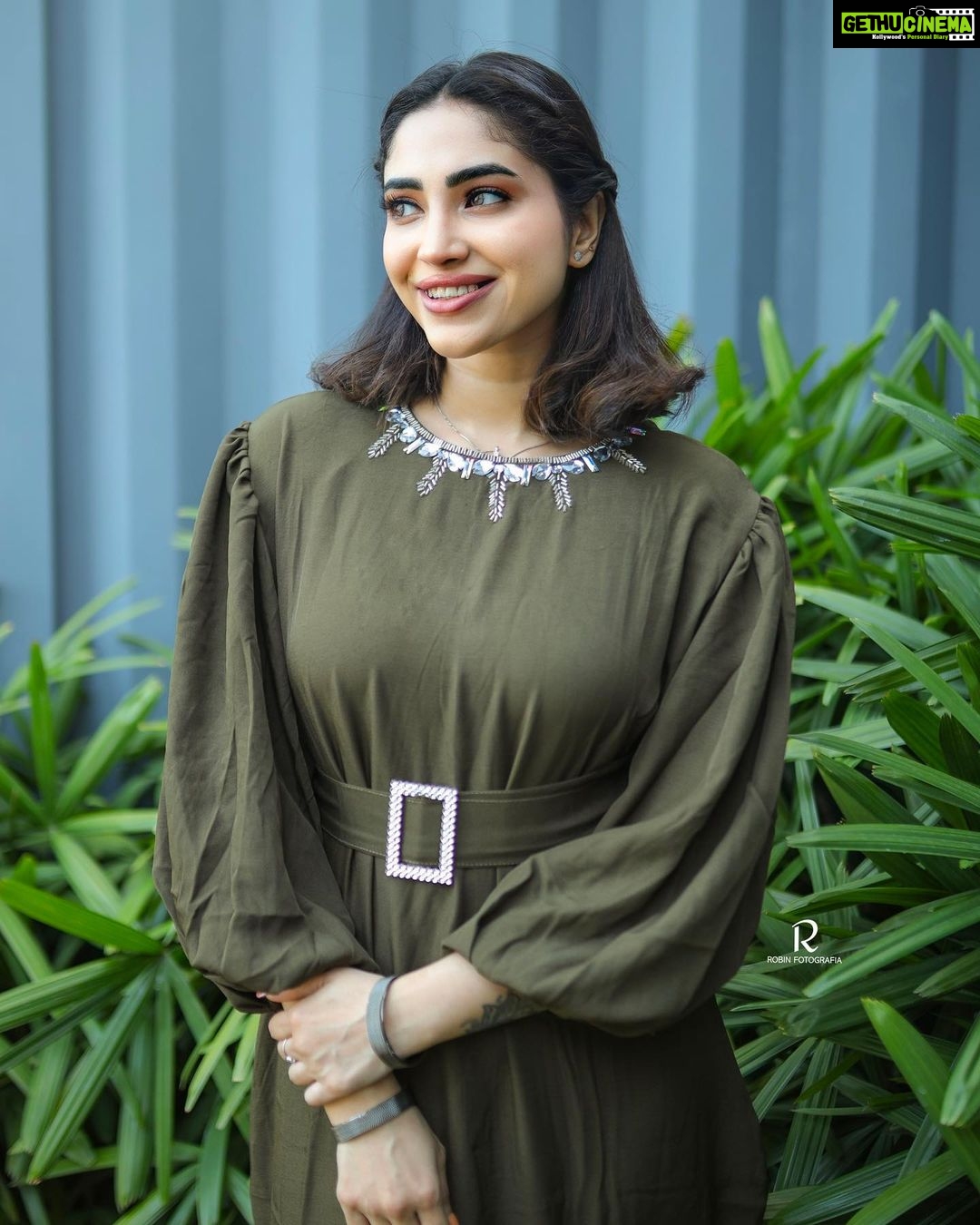 Ameya Mathew Instagram - സ്നേഹത്തിന്റെയും സാഹോദര്യത്തിന്റെയും സൗഹൃദത്തിന്റെയും അറിവുകൾ നൽകികൊണ്ട് മറ്റൊരു ചെറിയ പെരുന്നാൾകൂടി വന്നെത്തിയിരിക്കുന്നു. നിങ്ങളുടെ എല്ലാ സ്വപ്നങ്ങളും സാക്ഷാത്കരിക്കാന് ഈ ഈദ് ഒരു തുടക്കമാക്കട്ടെയെന്ന് പ്രാർത്ഥിക്കുന്നു. ഈദുല് ഫിത്തര് ആശംസകള്… ☪️🌙💫✨ . 📸 @robin_fotografia 👗 @aisenstudio 💄 @akhilasmakeover_ 📍 @40.feet #eidmubarak #❤️ Trivandrum, India