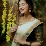 Ameya Mathew Instagram - ഈ വിഷു കാലത്ത് സ്നേഹത്തിന്റെയും സമാധാനത്തിന്റെയും സമൃദ്ധിയുടെയും കണിക്കൊന്നകൾ ഏവരുടെയും ജീവിതത്തിൽ പൂത്തുലയട്ടെയെന്ന് പ്രാർത്ഥിക്കുന്നു. ഏവർക്കും എന്റെ ഹൃദയം നിറഞ്ഞ വിഷു ആശംസകൾ…🌾💐💫✨🤩 . . 🎥 @jinu____jk @aju_bhuvanendran 💄 @soniyamakeoverstudio 🥻 @jishnuandvishnu 📍 @kalpadiyil Ornaments @magmatvm . #happyvishu #🌼 Trivandrum, India