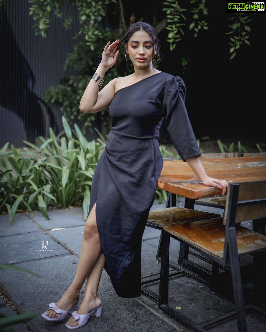 Ameya Mathew Instagram - വേഷം കറുപ്പാണെങ്കിലും സംഭവം കളറല്ലേ...!🫢😬🖤 📸 @robin_fotografia 💄 @akhilasmakeover_ 📍 @40.feet . #boldinblack #ilovemyself #❤️ Trivandrum, India