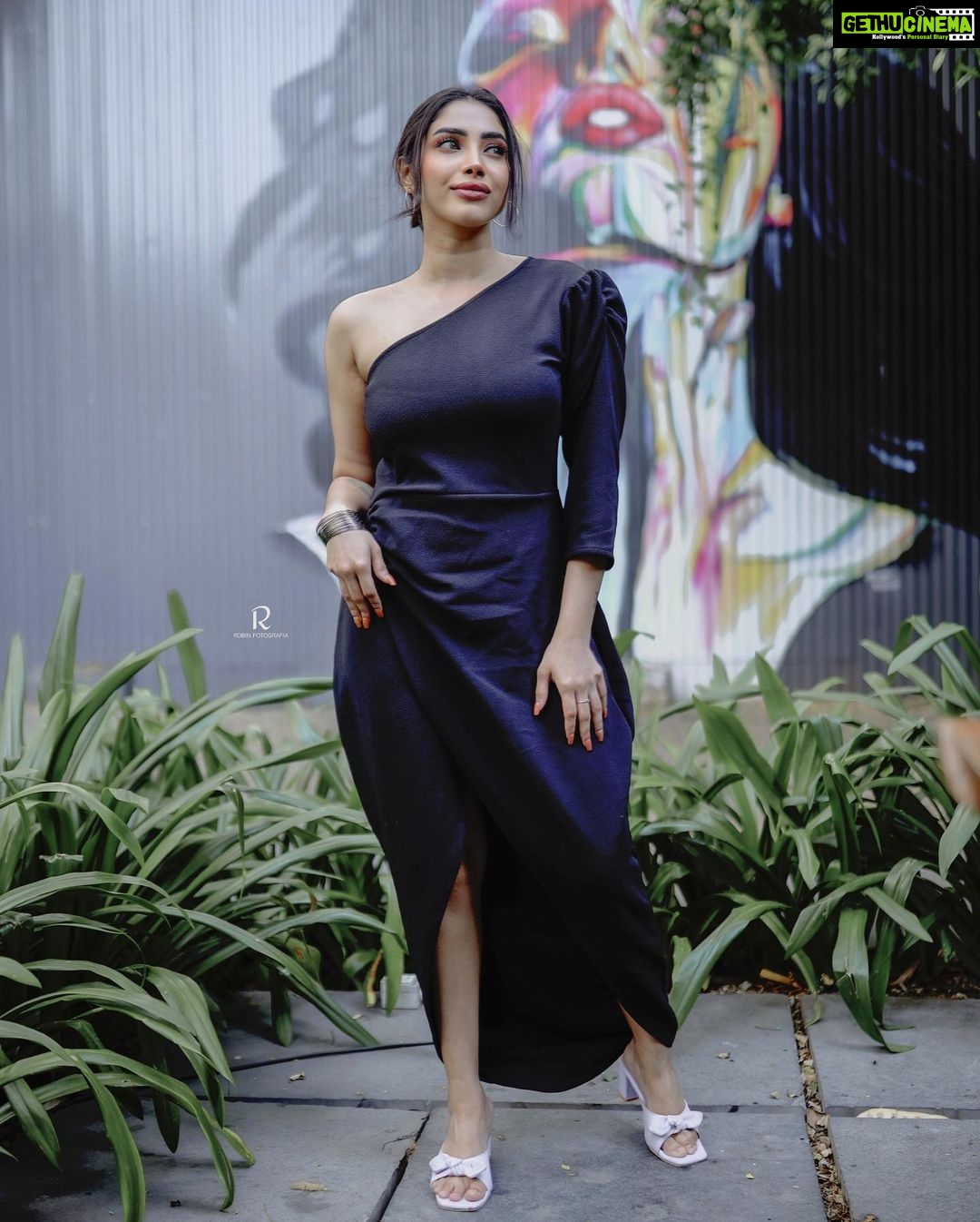 Ameya Mathew Instagram - വേഷം കറുപ്പാണെങ്കിലും സംഭവം കളറല്ലേ...!🫢😬🖤 📸 @robin_fotografia 💄 @akhilasmakeover_ 📍 @40.feet . #boldinblack #ilovemyself #❤️ Trivandrum, India