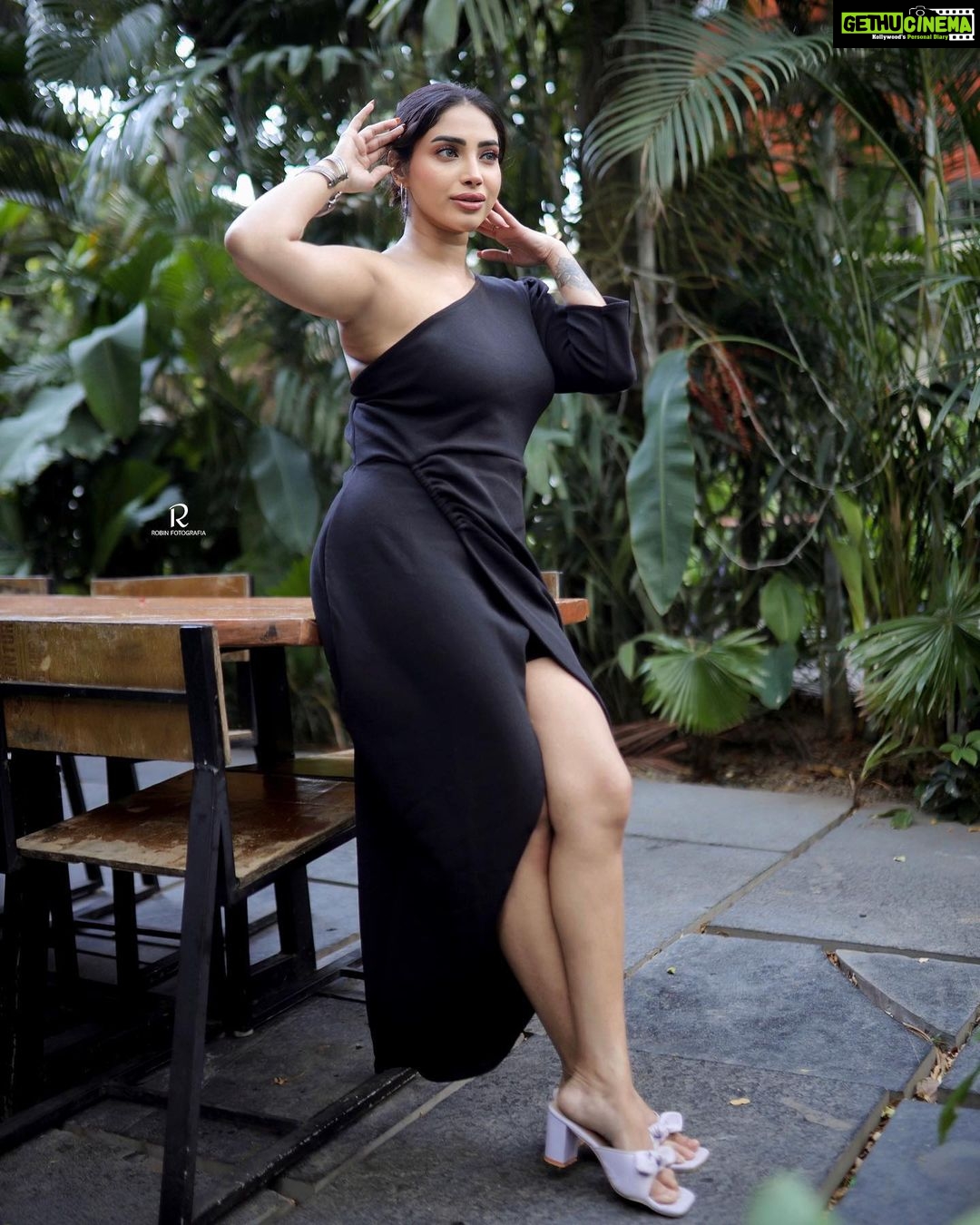 Ameya Mathew Instagram - ഒരുപക്ഷെ എന്റെ ഇഷ്ടനിറം 'കറുപ്പാ'യതുകൊണ്ടാകാം... ഈ സമൂഹത്തിലെ പല കുത്തുവാക്കുകൾക്കു മുന്നിലും എനിക്കിങ്ങനെ ചിരിച്ചുകൊണ്ട് നിൽക്കാൻ പറ്റുന്നത്…😁😌🤓🧚🏻♀️ . 📸 @robin_fotografia 💄 @akhilasmakeover_ 📍 @40.feet #boldinblack #ilovemyself #smilemore #🖤 Trivandrum, India