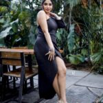 Ameya Mathew Instagram - ഒരുപക്ഷെ എന്റെ ഇഷ്ടനിറം 'കറുപ്പാ'യതുകൊണ്ടാകാം... ഈ സമൂഹത്തിലെ പല കുത്തുവാക്കുകൾക്കു മുന്നിലും എനിക്കിങ്ങനെ ചിരിച്ചുകൊണ്ട് നിൽക്കാൻ പറ്റുന്നത്…😁😌🤓🧚🏻‍♀️ . 📸 @robin_fotografia 💄 @akhilasmakeover_ 📍 @40.feet #boldinblack #ilovemyself #smilemore #🖤 Trivandrum, India