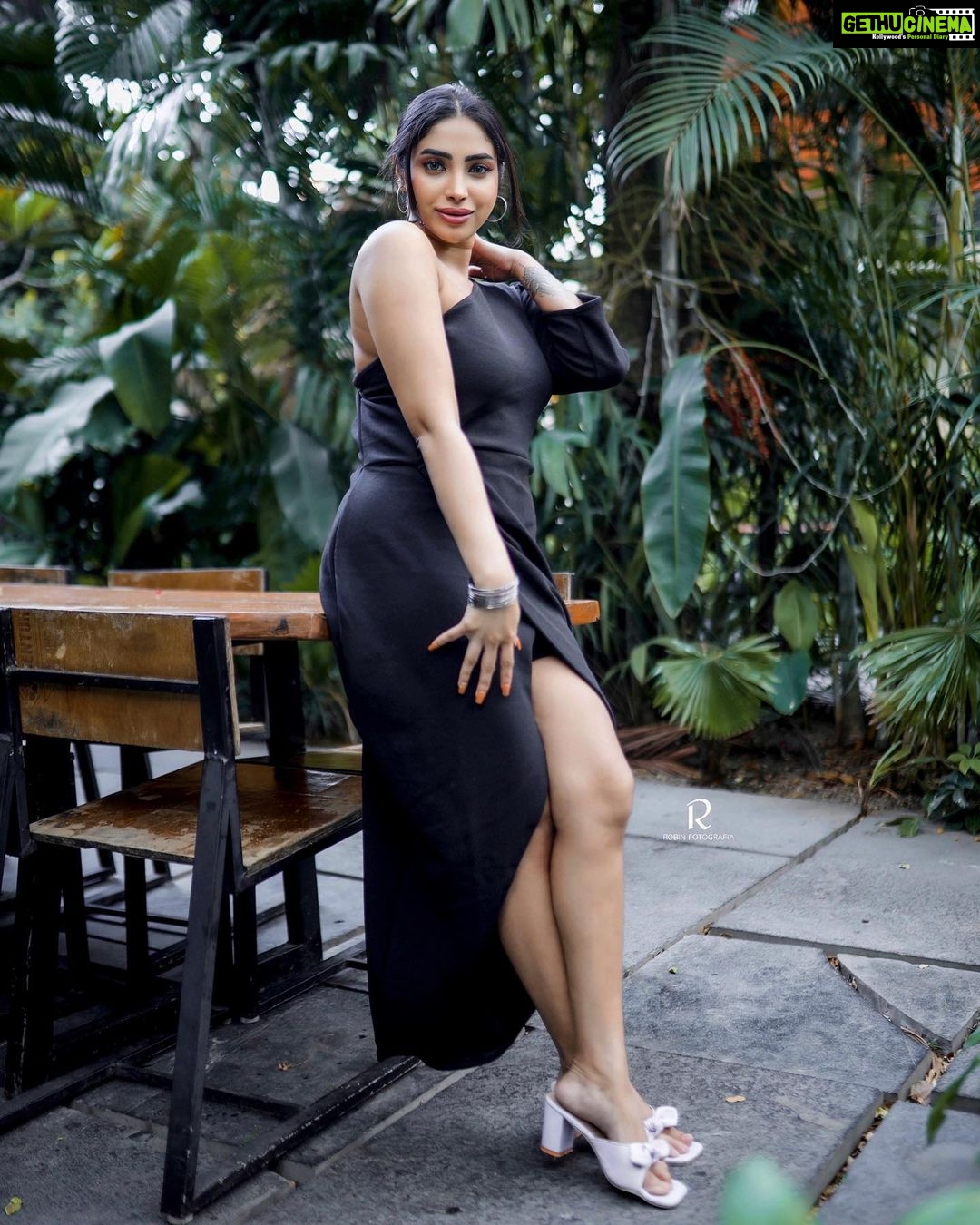 Ameya Mathew Instagram - ഒരുപക്ഷെ എന്റെ ഇഷ്ടനിറം 'കറുപ്പാ'യതുകൊണ്ടാകാം... ഈ സമൂഹത്തിലെ പല കുത്തുവാക്കുകൾക്കു മുന്നിലും എനിക്കിങ്ങനെ ചിരിച്ചുകൊണ്ട് നിൽക്കാൻ പറ്റുന്നത്…😁😌🤓🧚🏻♀️ . 📸 @robin_fotografia 💄 @akhilasmakeover_ 📍 @40.feet #boldinblack #ilovemyself #smilemore #🖤 Trivandrum, India