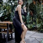 Ameya Mathew Instagram - ഒരുപക്ഷെ എന്റെ ഇഷ്ടനിറം 'കറുപ്പാ'യതുകൊണ്ടാകാം... ഈ സമൂഹത്തിലെ പല കുത്തുവാക്കുകൾക്കു മുന്നിലും എനിക്കിങ്ങനെ ചിരിച്ചുകൊണ്ട് നിൽക്കാൻ പറ്റുന്നത്…😁😌🤓🧚🏻‍♀️ . 📸 @robin_fotografia 💄 @akhilasmakeover_ 📍 @40.feet #boldinblack #ilovemyself #smilemore #🖤 Trivandrum, India