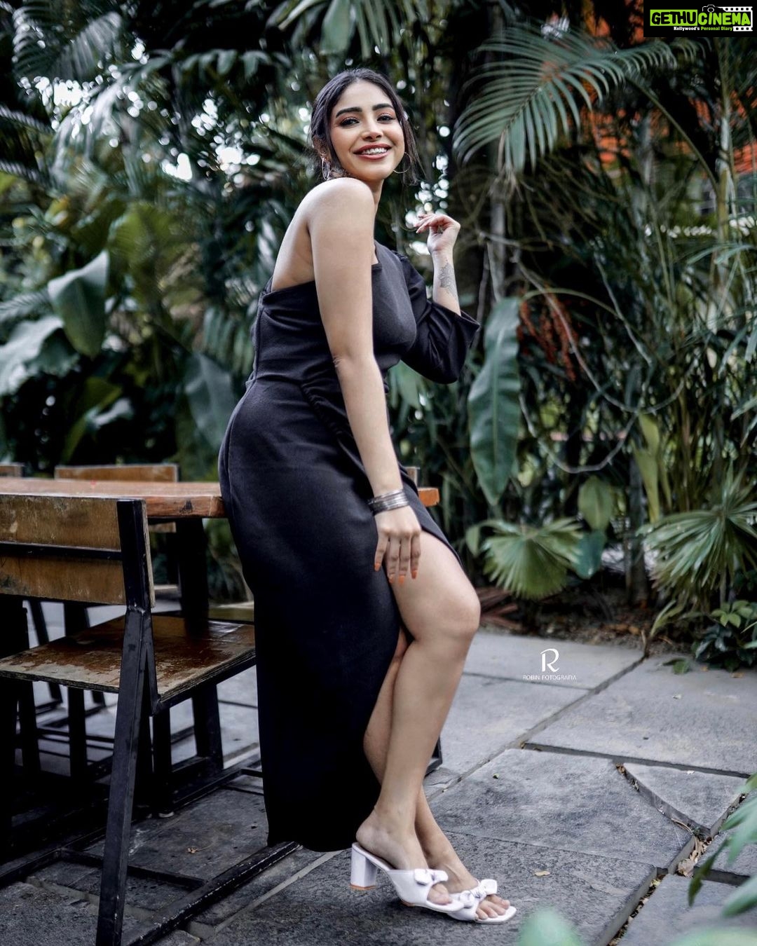 Ameya Mathew Instagram - ഒരുപക്ഷെ എന്റെ ഇഷ്ടനിറം 'കറുപ്പാ'യതുകൊണ്ടാകാം... ഈ സമൂഹത്തിലെ പല കുത്തുവാക്കുകൾക്കു മുന്നിലും എനിക്കിങ്ങനെ ചിരിച്ചുകൊണ്ട് നിൽക്കാൻ പറ്റുന്നത്…😁😌🤓🧚🏻♀️ . 📸 @robin_fotografia 💄 @akhilasmakeover_ 📍 @40.feet #boldinblack #ilovemyself #smilemore #🖤 Trivandrum, India
