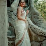 Ameya Mathew Instagram - ലൈഫിന്റെ ഒരു സ്റ്റേജിൽ എത്തുമ്പോൾ വീട്ടുകാർ ടെൻഷൻ അടിക്കും, നാട്ടുകാർ ചോദ്യങ്ങൾ ചോദിക്കും… അപ്പോൾ മാട്രിമോണിയൽ ചിത്രങ്ങൾ ഇങ്ങനെ ചിരിക്കും…!😌😁😬🙊💃 . Camera @jinu____jk Blouse @jishnuandvishnu Makeup @soniyamakeoverstudio Location @kalpadiyil #picoftheday #beingtraditional #❤️ Trivandrum, India