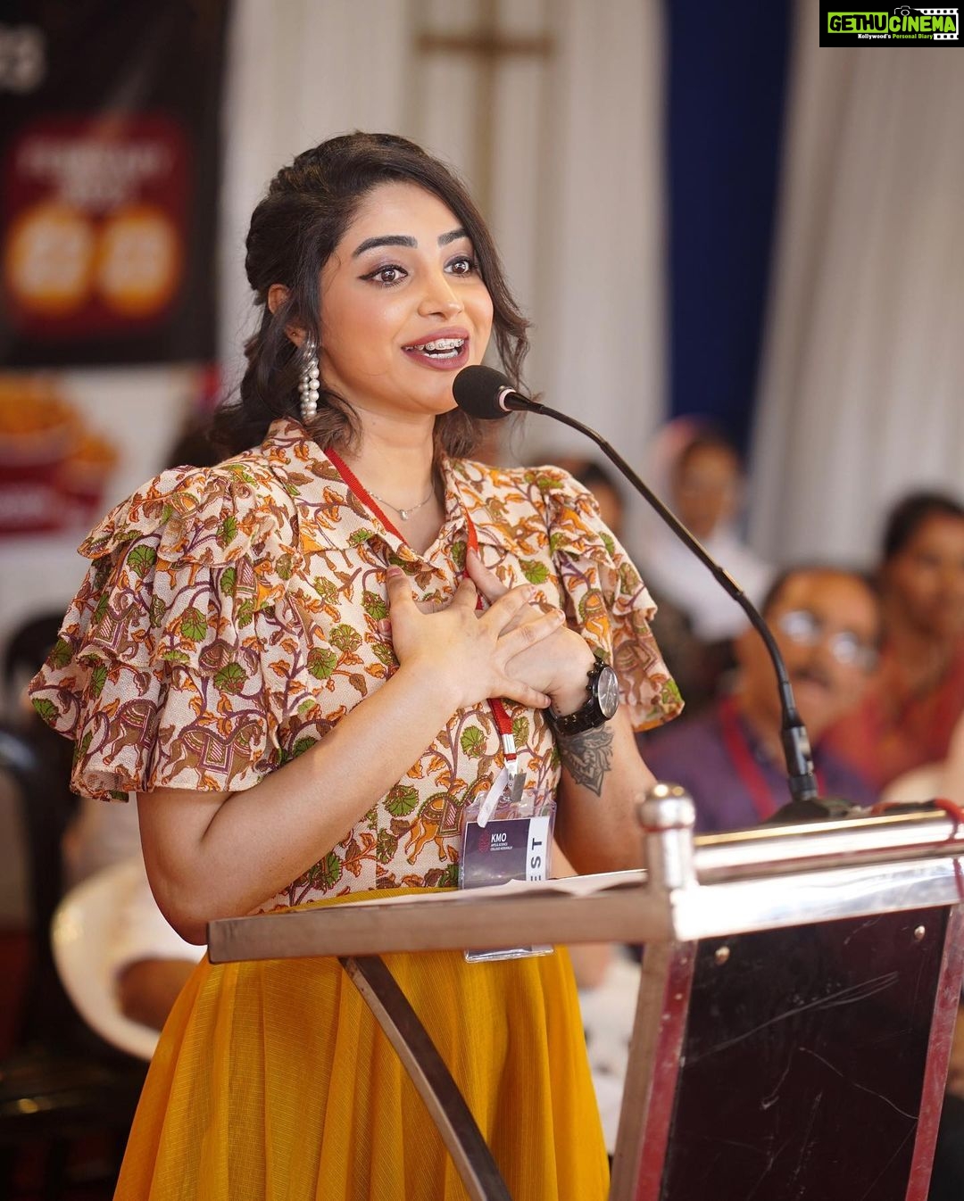 Ameya Mathew Instagram - കോഴിക്കോടൻ ഹൽവ പോലെ അതിഗംഭീരമായൊരു ദിവസം...😌 Thank You @kmo_college for making this day wonderful ! 🤩 @misticas.kmoc . . 👗 @chakitha_designs @janaki_remya 😘 💄 @mallumakeupchica 😘 Calicut, India
