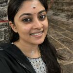 Ammu Abhirami Instagram – அழகான காலை வேலையில , கஷ்டபட்டு எழுந்து , குடும்பத்துல ஒவ்வொருதரா line ல நின்னு சில்லுனு தண்ணில தலைக்கு குளிச்சிட்டு.. 

அட கோவில் போறோம், சமத்து பொண்ணா ரெடி ஆகலைனா எப்படி ?

அழகா ஒரு summer friendly சுடிதார் போட்டு , லக்‌ஷணமா பொட்டு, கண் மை, கொஞ்சம் பூ கொஞ்சம் வெட்கம் கலந்து நம்ம இஷ்ட தெய்வத்தை பார்க்க போற அந்த feeling-ஏ Vera level !

கோவில் உள்ள போற அப்போ வரும் அந்த கற்பூர வாசத்துக்கு நிகர் வேற ஏதும் இருக்கா?

கூட்டத்துல நின்னு, நெரிசல தாண்டி சாமிய ஒரு நொடி அதிகம் பாத்துட்டா…. அர்ச்சகர் கிட்ட தீர்த்தம் விபூதி வாங்கிட்டா…. அப்பாடா என் பாரம் எல்லாம் போய்டிச்சினு ஒரு மன நிறைவு… 

வெளிள வர்ரப்போ ஒரு sweetest uncle கைல சக்கரை பொங்கல் பாத்தேன், ஓ பிரசாதம் விக்கிறாங்க போலனு என்னை மறந்து “ஐ சக்கரை பொங்கல்னு” கத்திட்டேன்! 

அப்போ அவர் உடனே, ஐயோ வாங்க வாங்க நீங்க வாங்கிபீங்கலோனு தெறியல அதான் கேட்கல.. please கூச்சபடாம வாங்கனு அவங்க family காக வச்சிருந்த சக்கரை பொங்கலை அவ்ளோ ஆசையா அவரு எனக்கும் கைல கொஞ்சம் குடுத்தாரு.. அம்மா கைல சாப்பிட்ற போது கிடைக்கிற அன்பு கொஞ்சம் அந்த பொங்கல்லயும் கலந்து இருந்துச்சு. 
சந்தோஷம், மன நிறைவு. எல்லாமே நம்பிக்கை தானே… 
நல்லதை மட்டும் நம்புவோம்… 
நல்லதை மட்டும் நினைப்போம்…
ஓம் நம சிவாய✨