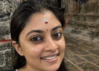 Ammu Abhirami Instagram - அழகான காலை வேலையில , கஷ்டபட்டு எழுந்து , குடும்பத்துல ஒவ்வொருதரா line ல நின்னு சில்லுனு தண்ணில தலைக்கு குளிச்சிட்டு.. அட கோவில் போறோம், சமத்து பொண்ணா ரெடி ஆகலைனா எப்படி ? அழகா ஒரு summer friendly சுடிதார் போட்டு , லக்‌ஷணமா பொட்டு, கண் மை, கொஞ்சம் பூ கொஞ்சம் வெட்கம் கலந்து நம்ம இஷ்ட தெய்வத்தை பார்க்க போற அந்த feeling-ஏ Vera level ! கோவில் உள்ள போற அப்போ வரும் அந்த கற்பூர வாசத்துக்கு நிகர் வேற ஏதும் இருக்கா? கூட்டத்துல நின்னு, நெரிசல தாண்டி சாமிய ஒரு நொடி அதிகம் பாத்துட்டா…. அர்ச்சகர் கிட்ட தீர்த்தம் விபூதி வாங்கிட்டா…. அப்பாடா என் பாரம் எல்லாம் போய்டிச்சினு ஒரு மன நிறைவு… வெளிள வர்ரப்போ ஒரு sweetest uncle கைல சக்கரை பொங்கல் பாத்தேன், ஓ பிரசாதம் விக்கிறாங்க போலனு என்னை மறந்து “ஐ சக்கரை பொங்கல்னு” கத்திட்டேன்! அப்போ அவர் உடனே, ஐயோ வாங்க வாங்க நீங்க வாங்கிபீங்கலோனு தெறியல அதான் கேட்கல.. please கூச்சபடாம வாங்கனு அவங்க family காக வச்சிருந்த சக்கரை பொங்கலை அவ்ளோ ஆசையா அவரு எனக்கும் கைல கொஞ்சம் குடுத்தாரு.. அம்மா கைல சாப்பிட்ற போது கிடைக்கிற அன்பு கொஞ்சம் அந்த பொங்கல்லயும் கலந்து இருந்துச்சு. சந்தோஷம், மன நிறைவு. எல்லாமே நம்பிக்கை தானே… நல்லதை மட்டும் நம்புவோம்… நல்லதை மட்டும் நினைப்போம்… ஓம் நம சிவாய✨